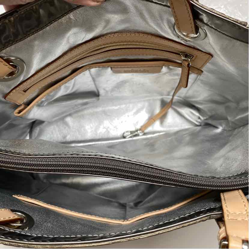 Pre-Owned Michael Kors Silver Leather Handbag