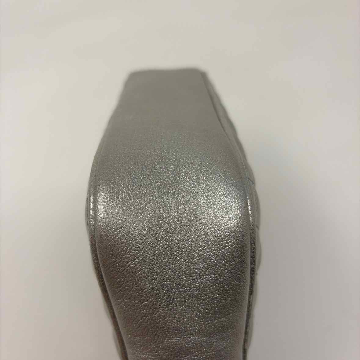 Pre-Owned Gucci Silver Leather Designer Handbag
