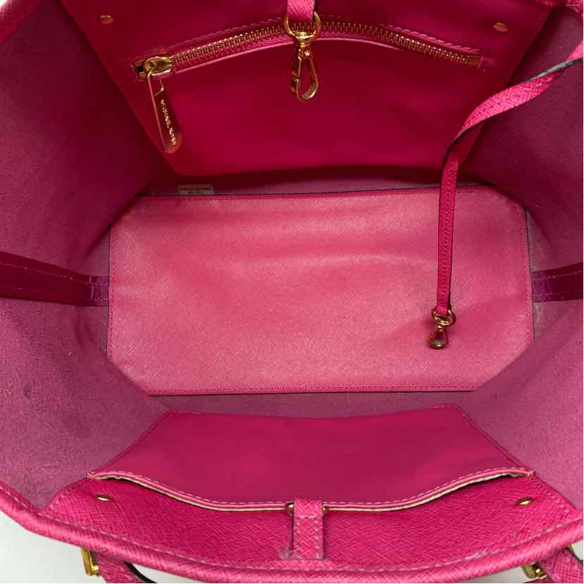 Pre-Owned Michael Kors Fuschia Leather Handbag