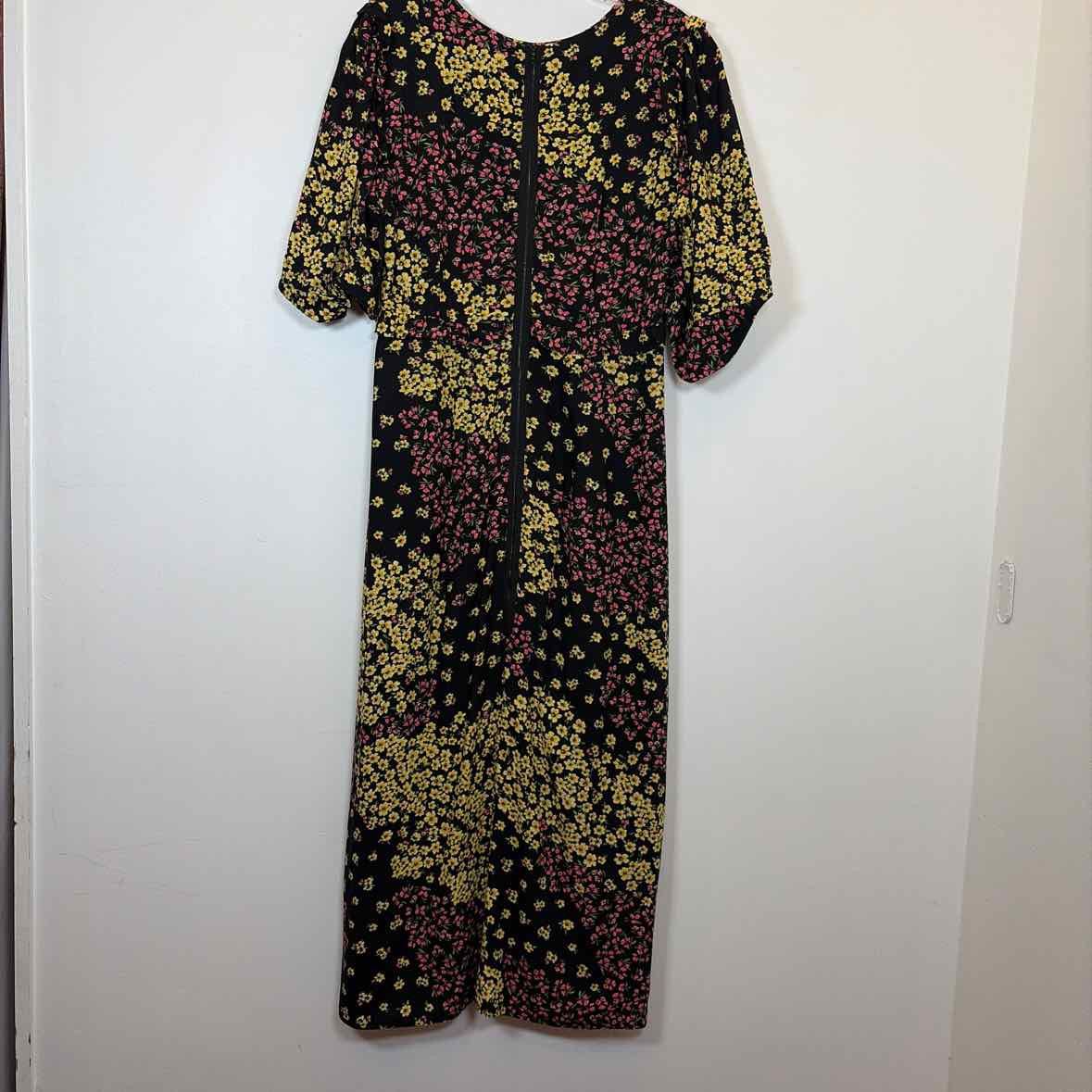 Pre-Owned Size 10/L Nobody's Child Black Floral Casual Dress
