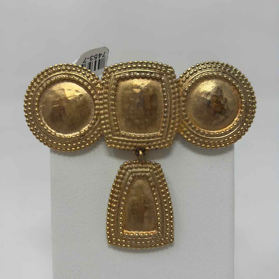 Pre-Owned Oscar de La Renta Gold Metal Brooch