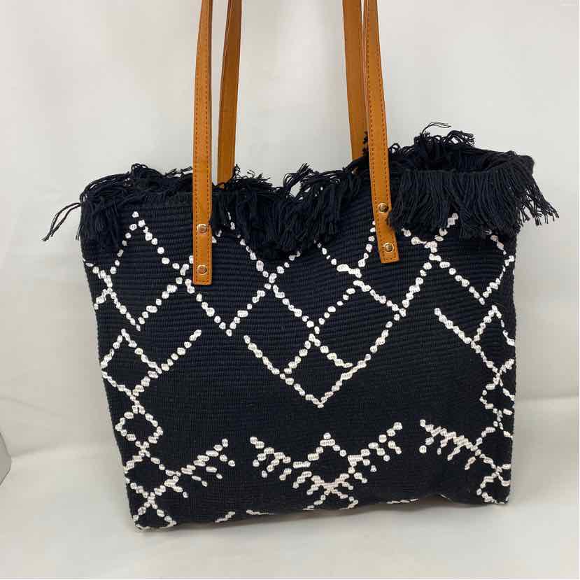 Pre-Owned Boutique Black/White Woven Handbag
