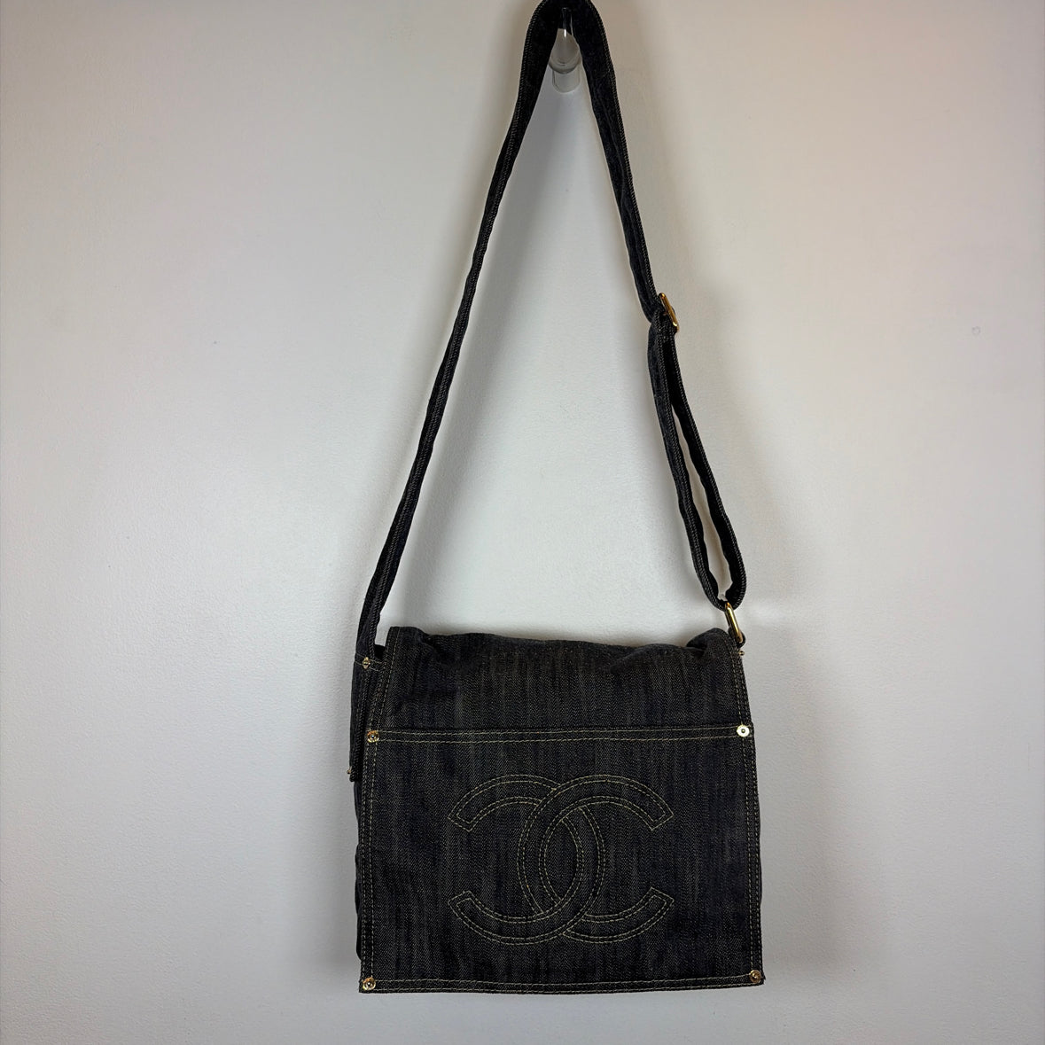 Pre-Owned Chanel Denim Denim Designer Handbag