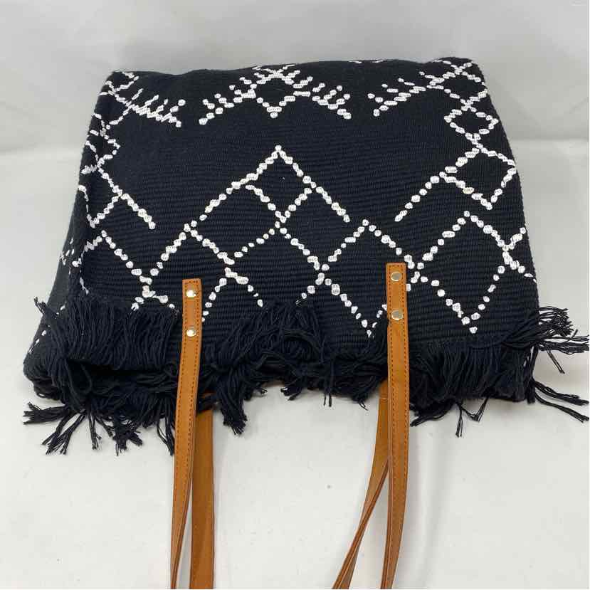 Pre-Owned Boutique Black/White Woven Handbag