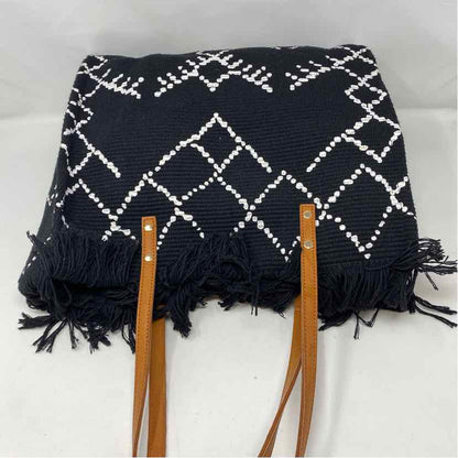 Pre-Owned Boutique Black/White Woven Handbag