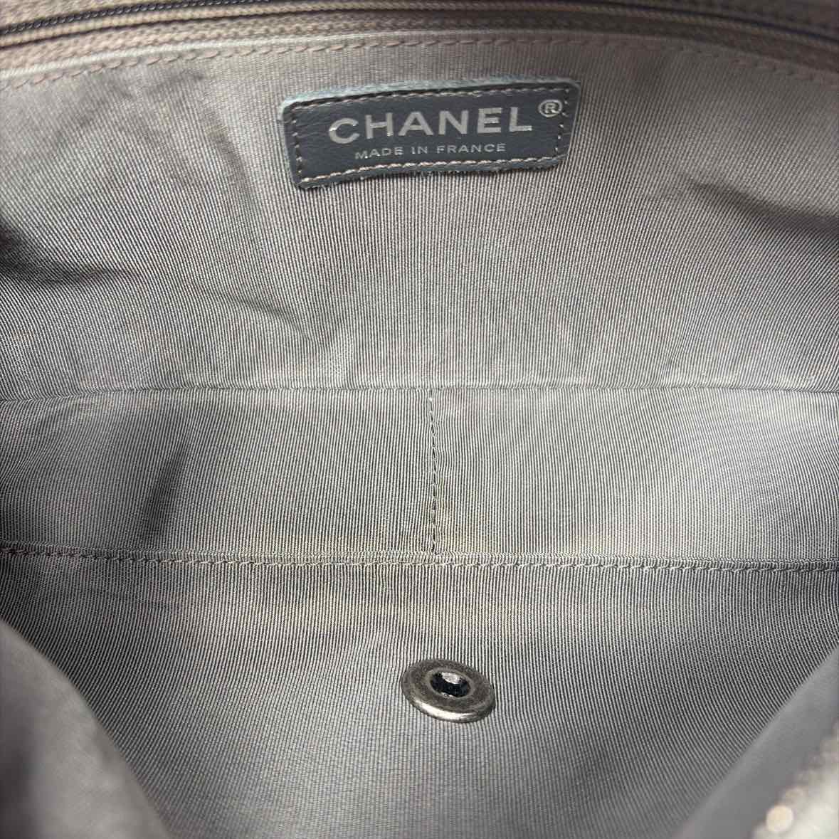 Pre-Owned Chanel Silver Leather Designer Handbag