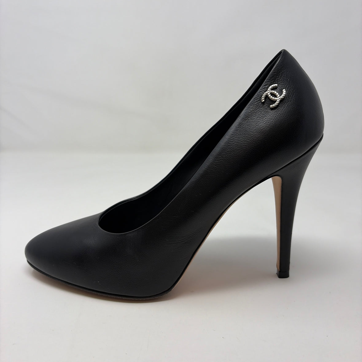 Pre-Owned Chanel Black Leather Shoe Size 9.5 Designer Shoes