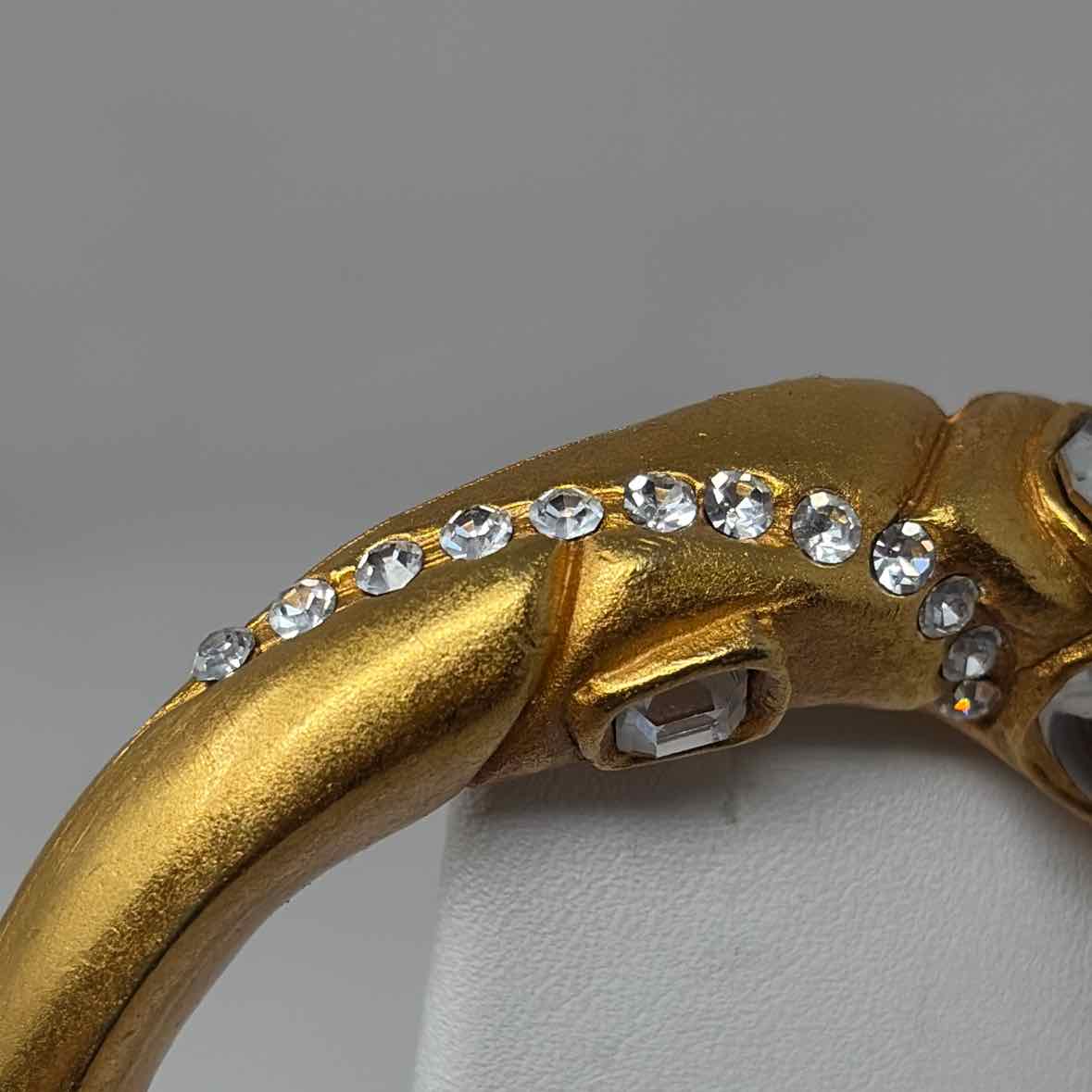 Pre-Owned Antigona Gold Multi Stones Brooch
