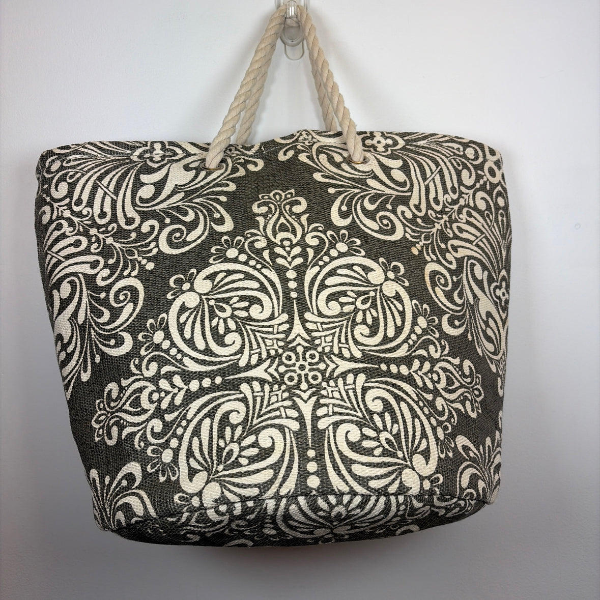 Pre-Owned Boutique Green Print Woven Handbag