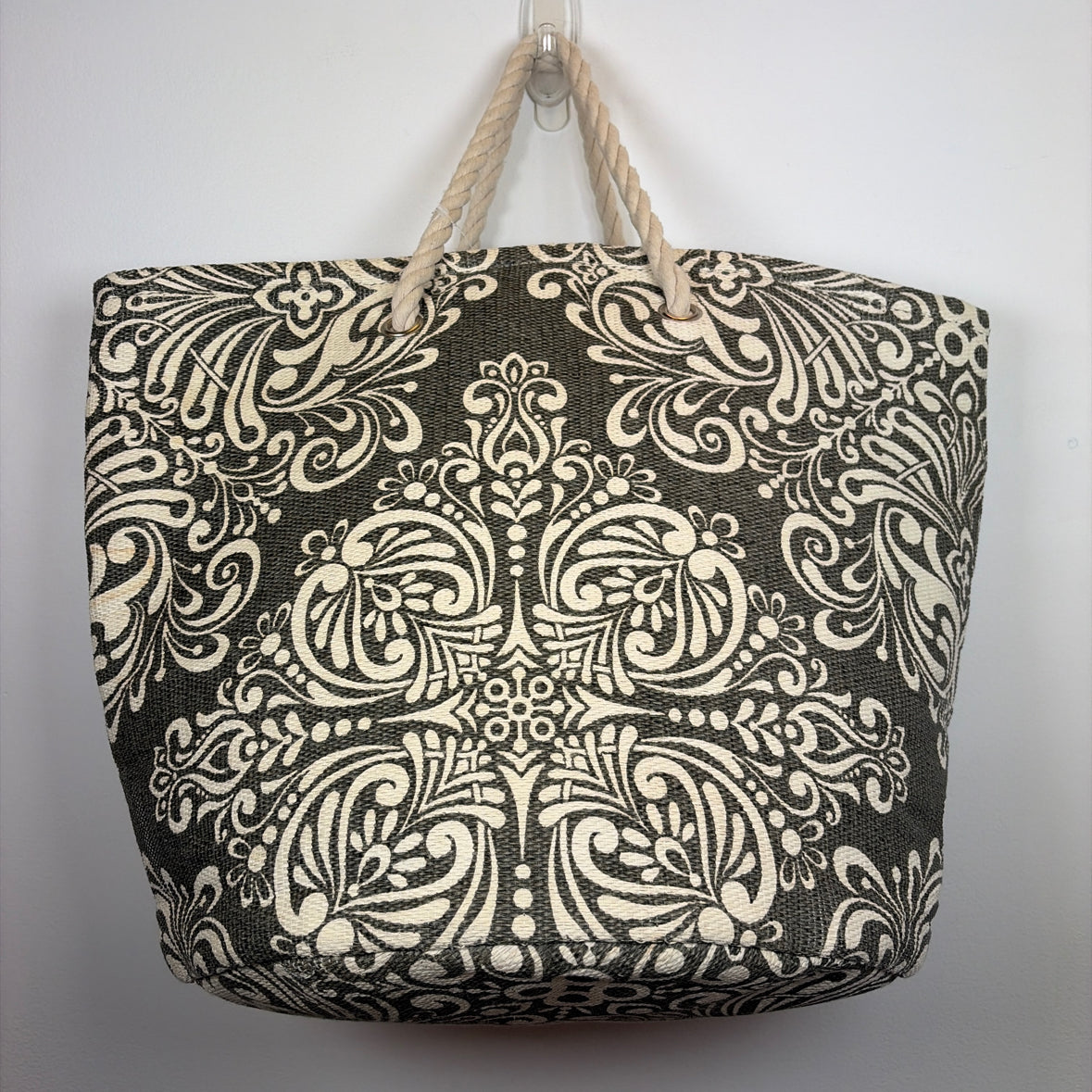 Pre-Owned Boutique Green Print Woven Handbag