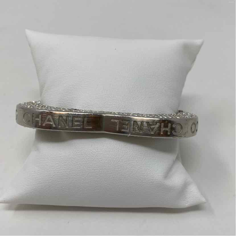 Pre-Owned Chanel Silver Multi Metal Designer Jewelry