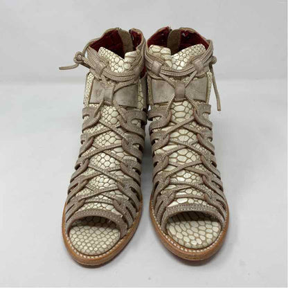 Pre-Owned Shoe Size 9 Freebird Tan Sandals