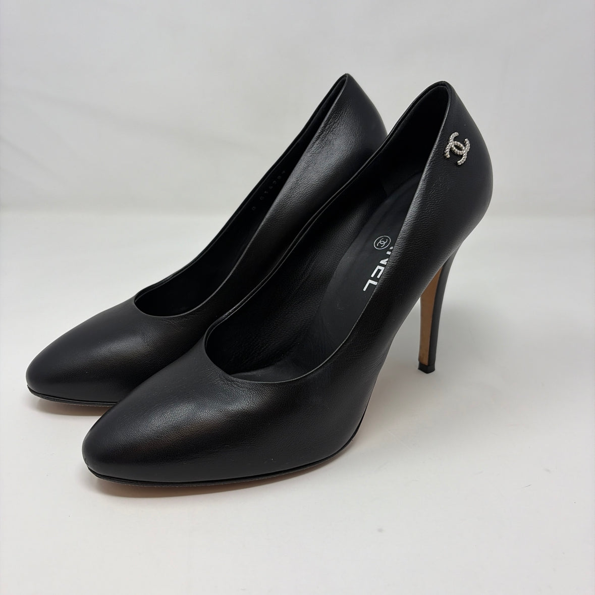 Pre-Owned Chanel Black Leather Shoe Size 9.5 Designer Shoes