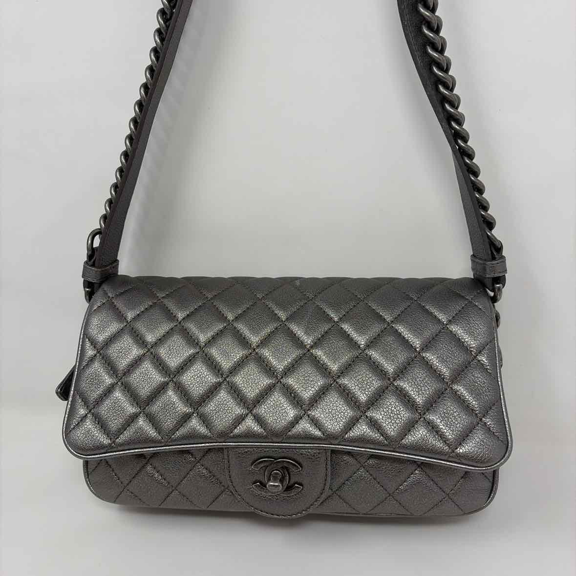 Pre-Owned Chanel Silver Leather Designer Handbag