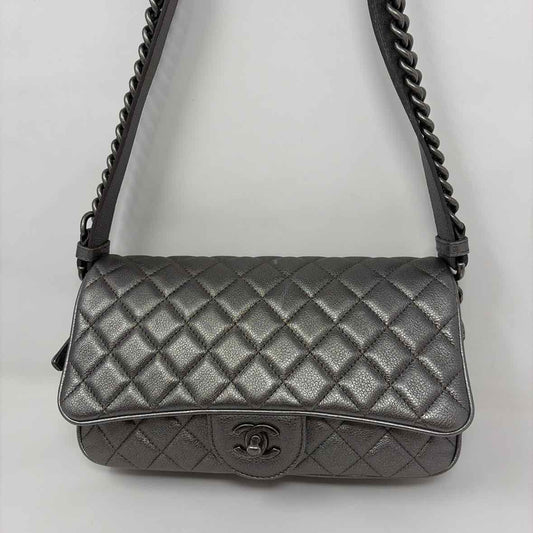 Pre-Owned Chanel Silver Leather Designer Handbag