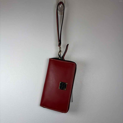 Pre-Owned Dooney & Bourke Red Leather Wristlet