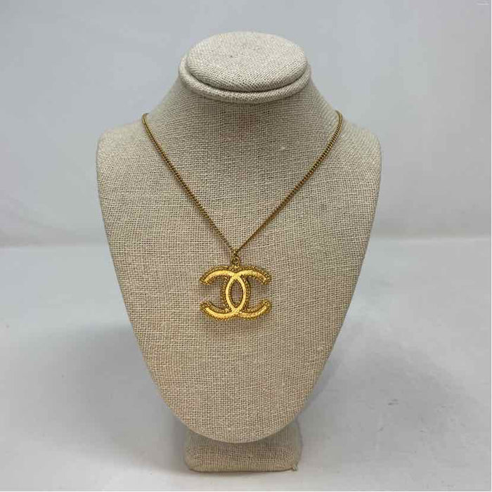 Pre-Owned Chanel Gold Gold Plated Designer Jewelry