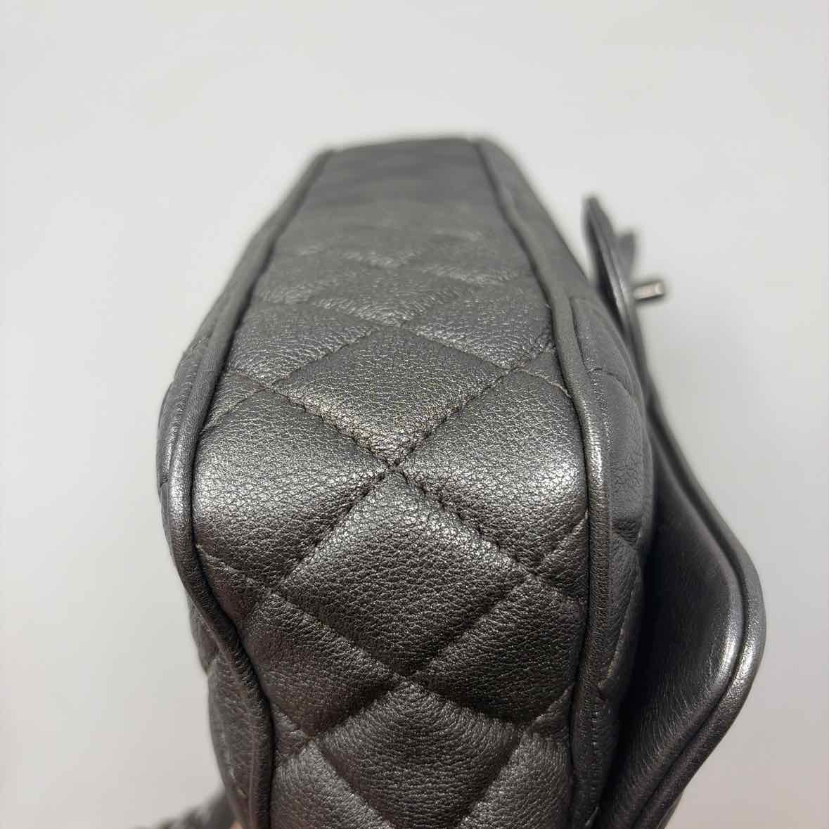 Pre-Owned Chanel Silver Leather Designer Handbag