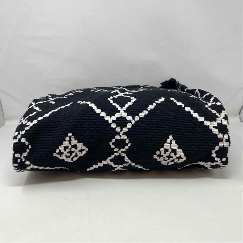 Pre-Owned Boutique Black/White Woven Handbag