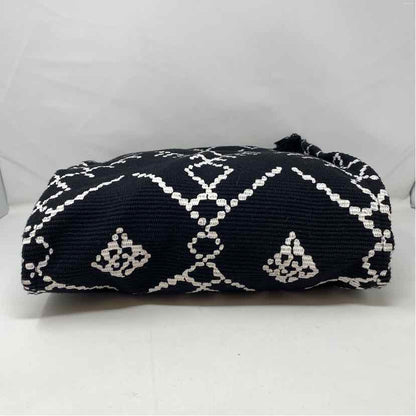 Pre-Owned Boutique Black/White Woven Handbag