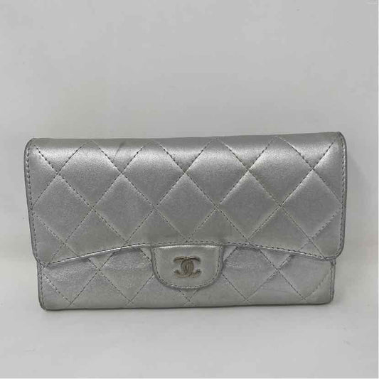 Pre-Owned Chanel Silver Leather Designer Wallet
