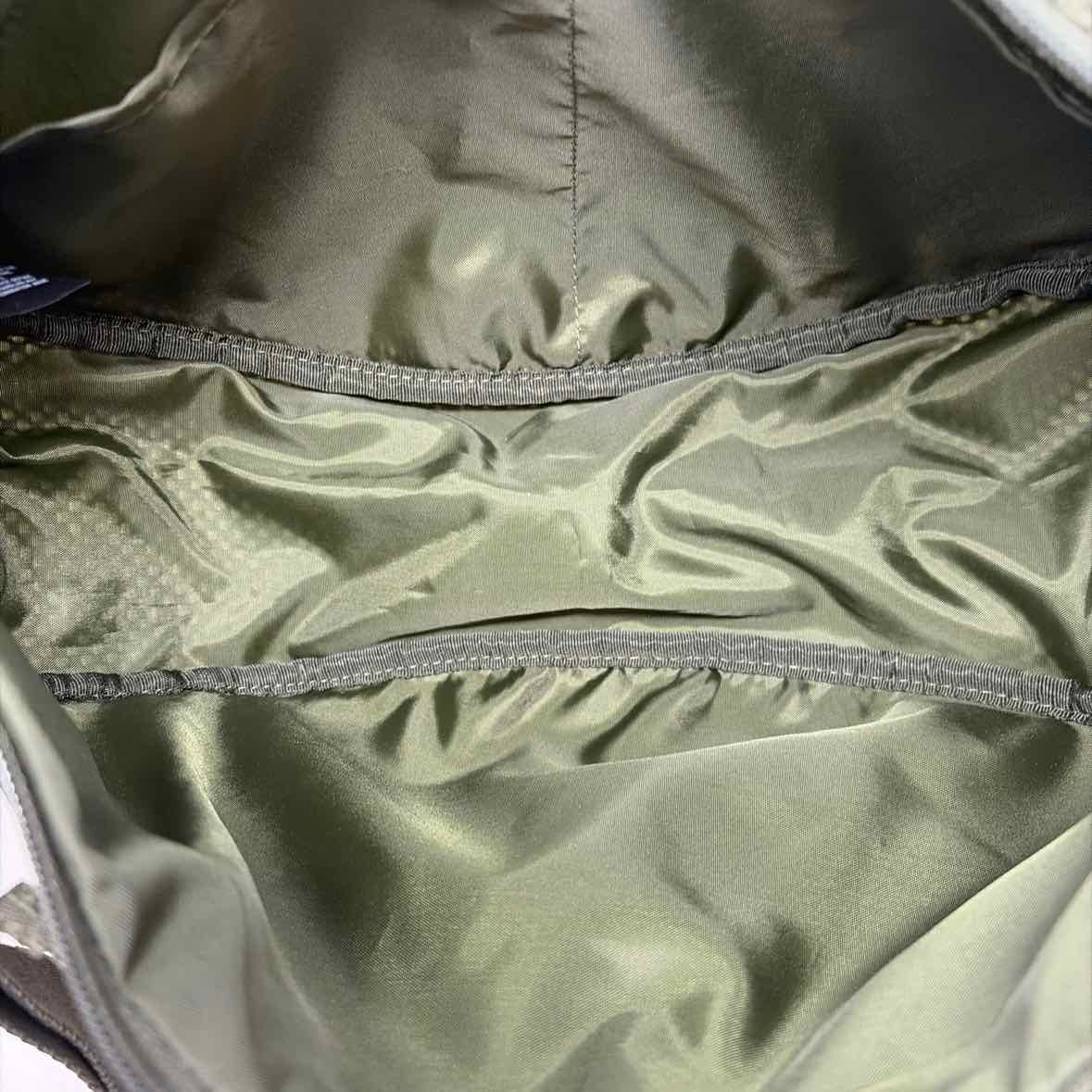 Pre-Owned Uniqlo Green Fabric Handbag