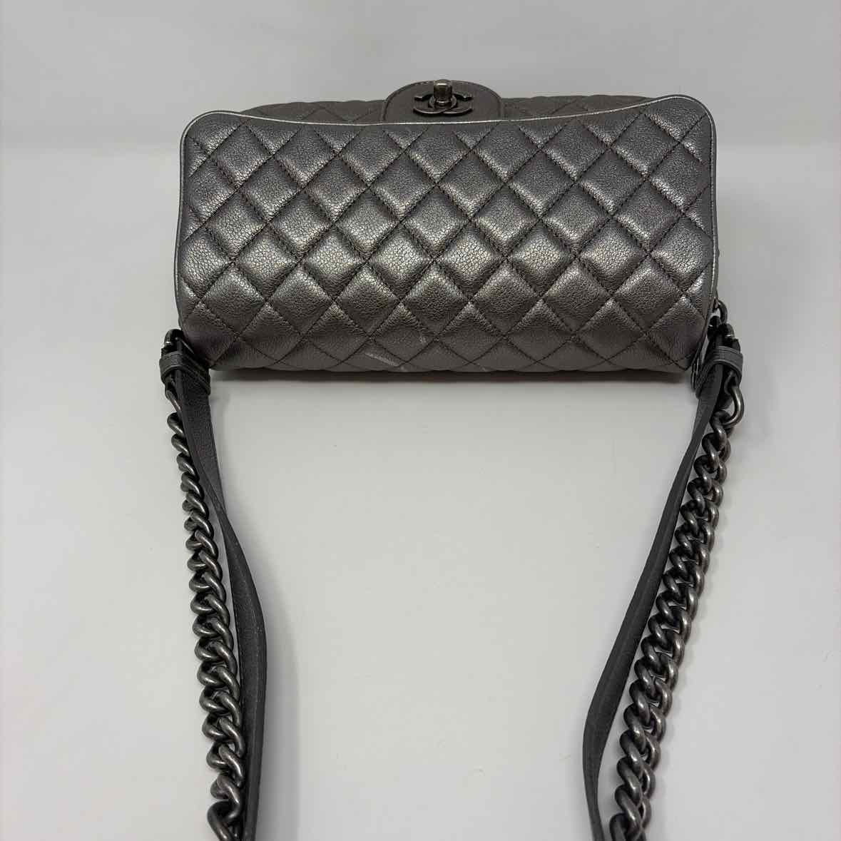 Pre-Owned Chanel Silver Leather Designer Handbag