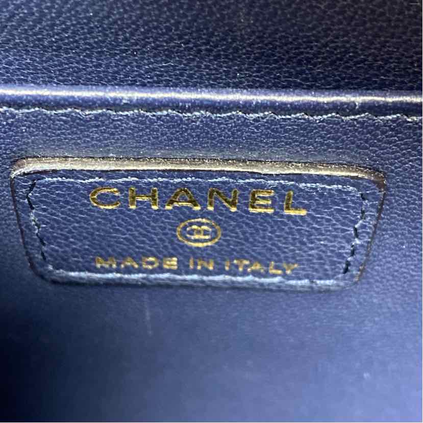 Pre-Owned Chanel Red/Navy Leather Designer Handbag