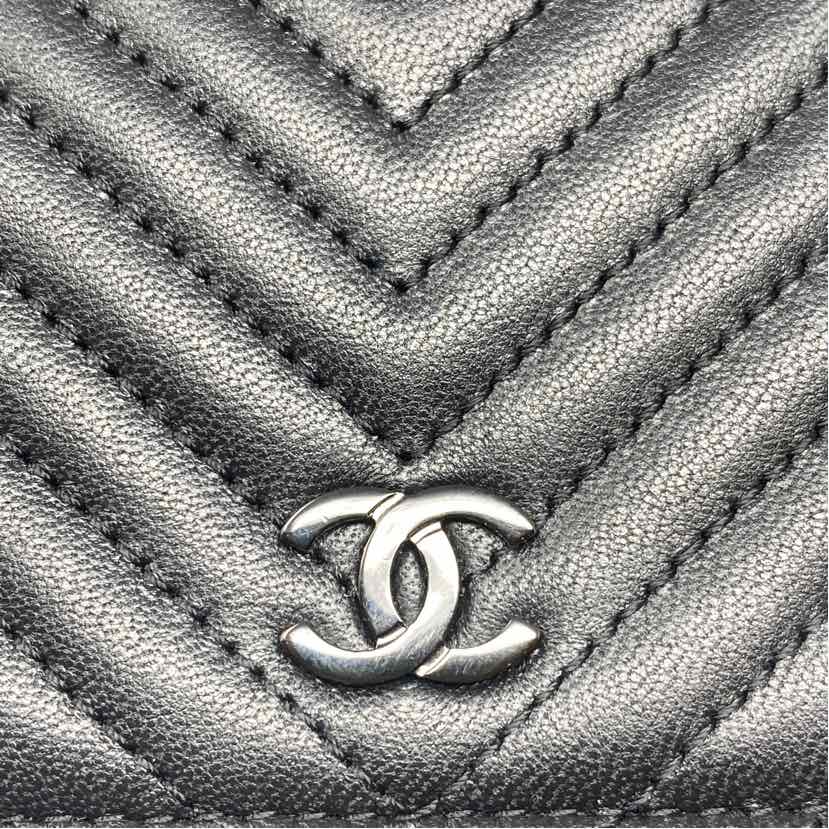 Pre-Owned Chanel Black Lambskin Designer Handbag