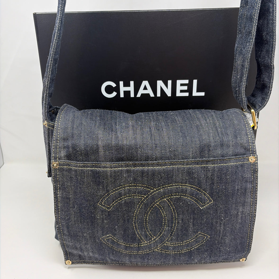 Pre-Owned Chanel Denim Denim Designer Handbag