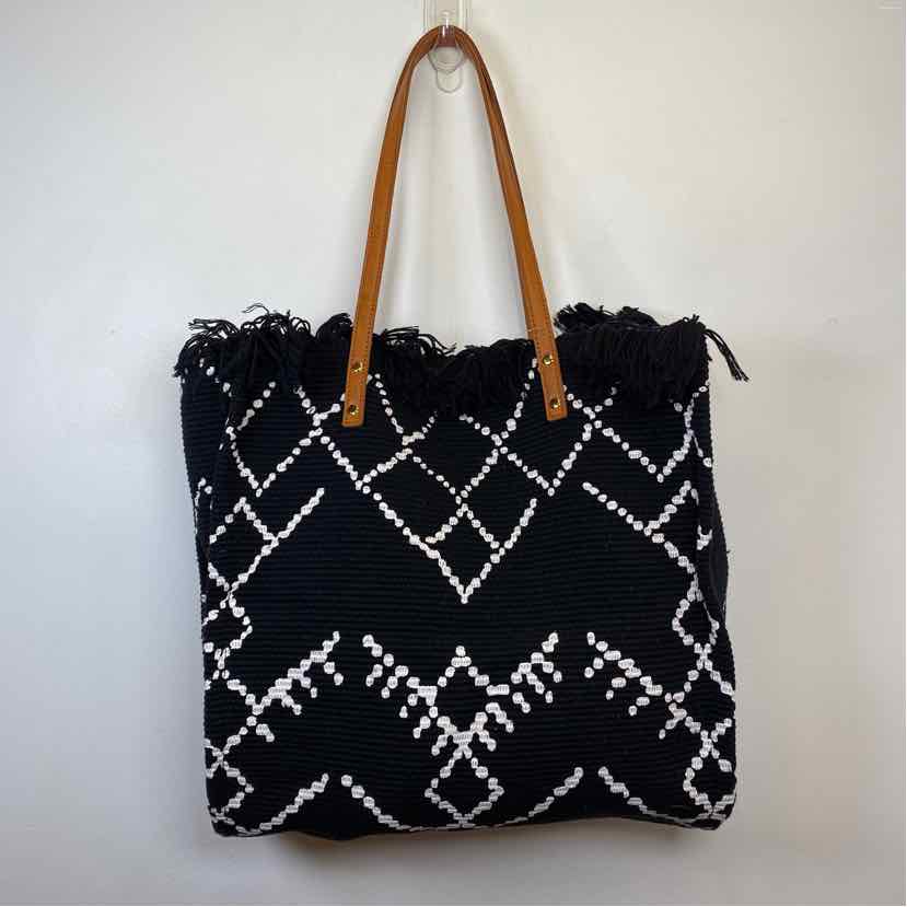 Pre-Owned Boutique Black/White Woven Handbag