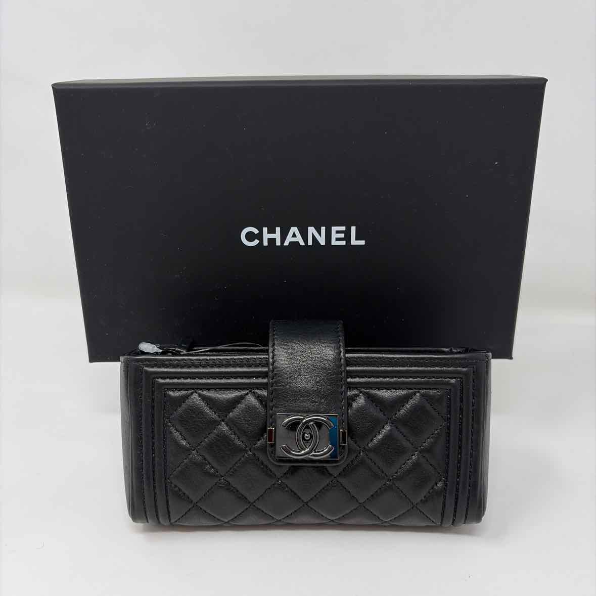 Pre-Owned Chanel Black Leather Designer Wallet