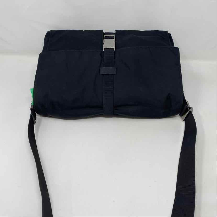 Pre-Owned Gucci Black Nylon Designer Handbag