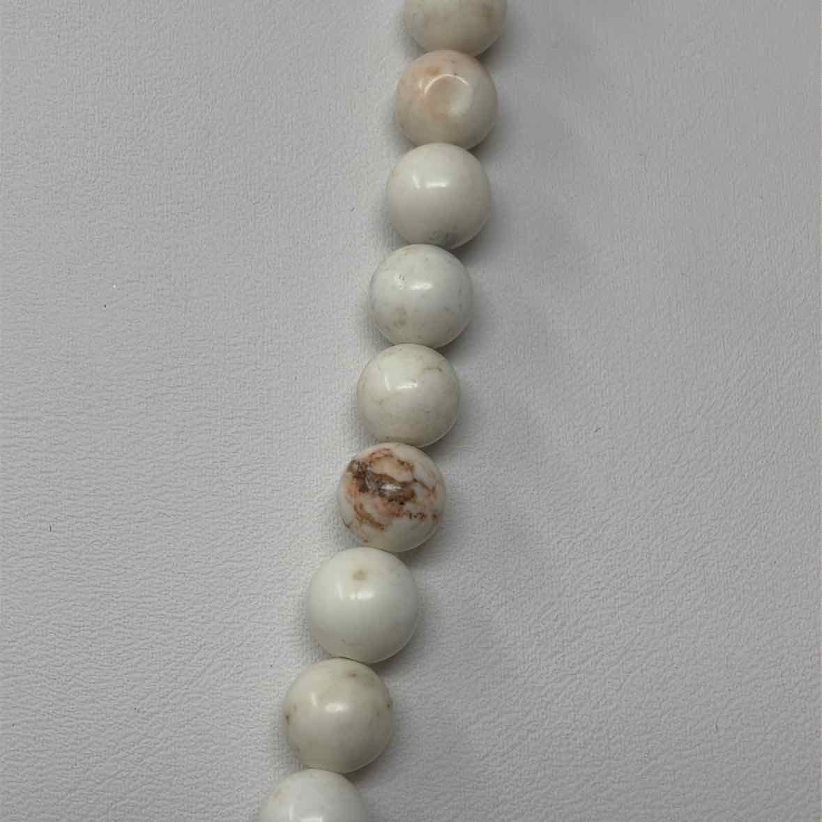 Pre-Owned Boutique White Stones Necklace