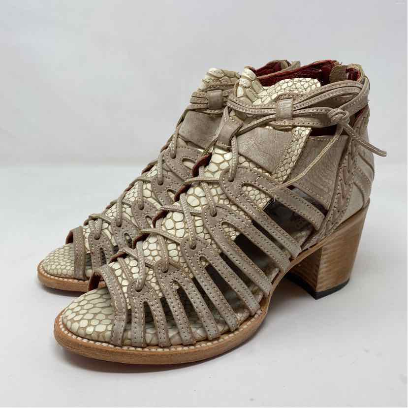 Pre-Owned Shoe Size 9 Freebird Tan Sandals