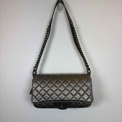 Pre-Owned Chanel Silver Leather Designer Handbag