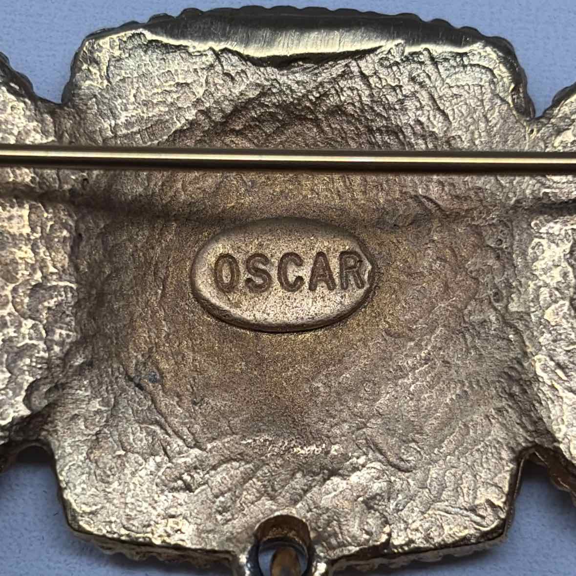 Pre-Owned Oscar de La Renta Gold Metal Brooch