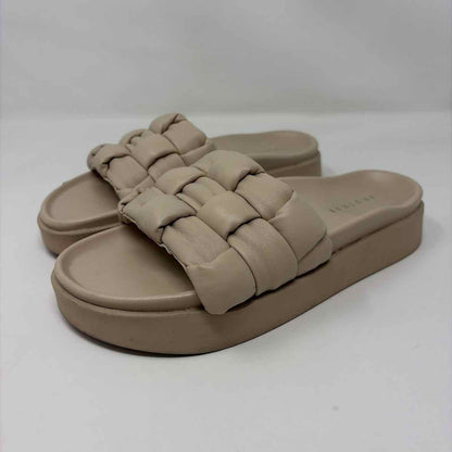Pre-Owned Shoe Size 6.5 Inuki Beige Sandals