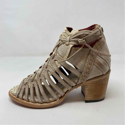 Pre-Owned Shoe Size 9 Freebird Tan Sandals