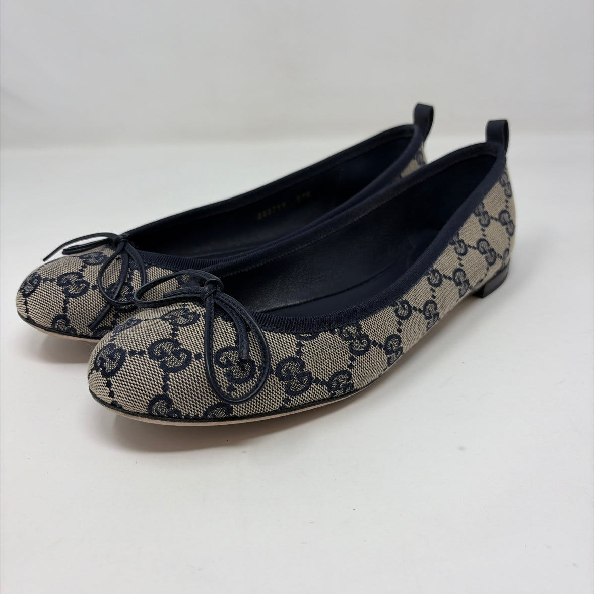 Pre-Owned Gucci Navy Fabric Shoe Size 7 Designer Shoes