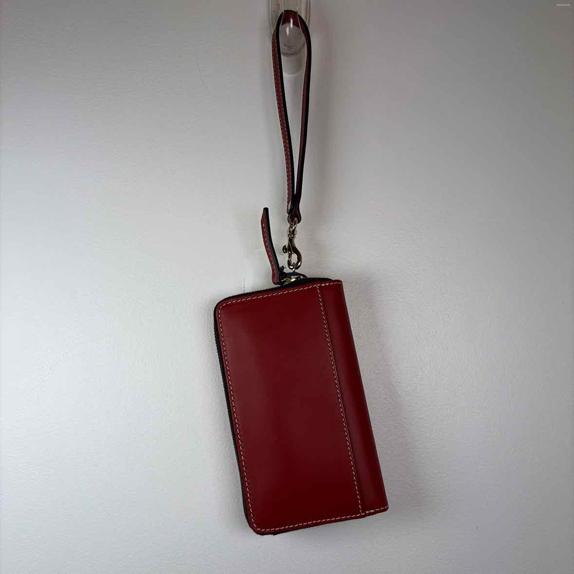 Pre-Owned Dooney & Bourke Red Leather Wristlet