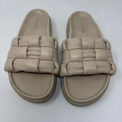 Pre-Owned Shoe Size 6.5 Inuki Beige Sandals