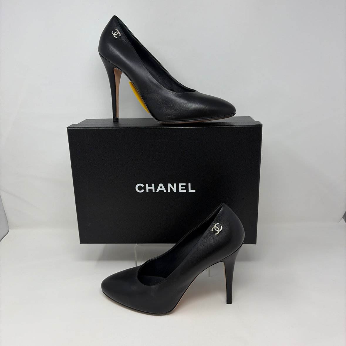 Pre-Owned Chanel Black Leather Shoe Size 9.5 Designer Shoes