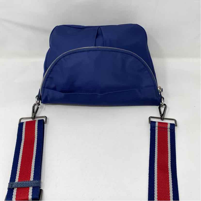 Pre-Owned QUince Navy Nylon Handbag