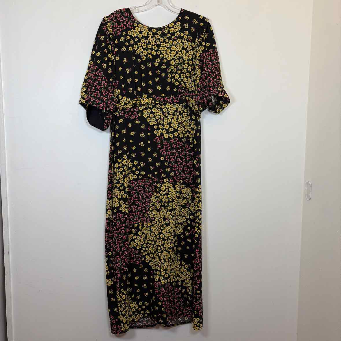 Pre-Owned Size 10/L Nobody's Child Black Floral Casual Dress