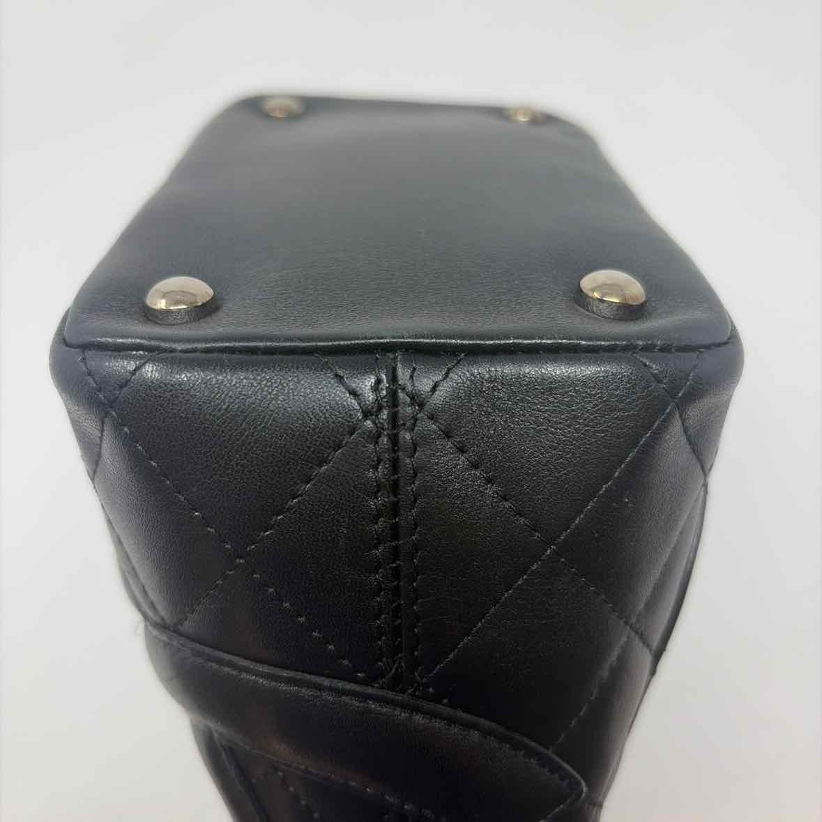 Pre-Owned Chanel Black Leather Handbag