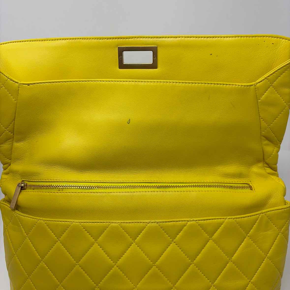 Pre-Owned Chanel Chartreuse Leather Designer Handbag