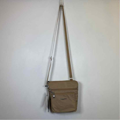 Pre-Owned Baggallini Tan Nylon Handbag