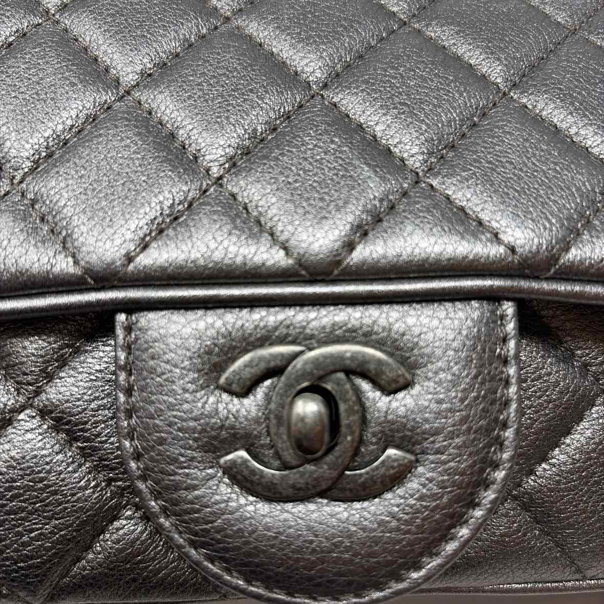 Pre-Owned Chanel Silver Leather Designer Handbag