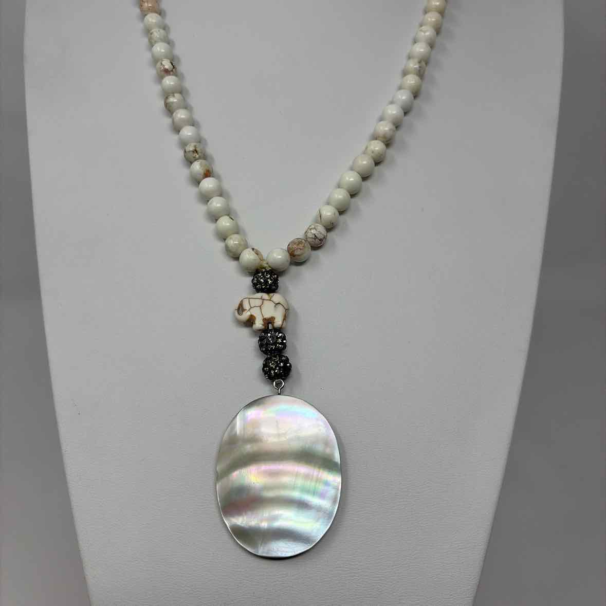 Pre-Owned Boutique White Stones Necklace